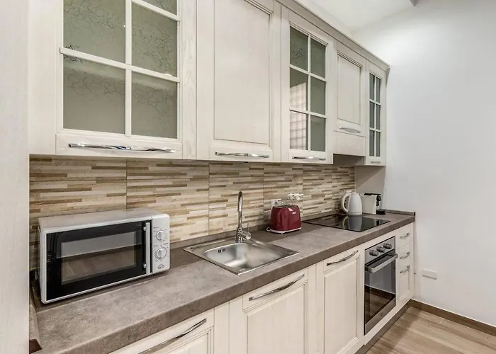 New Flat In Front Stpeter Square דירה *
