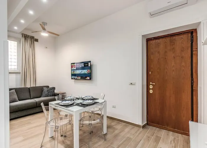 New Flat In Front Stpeter Square דירה *