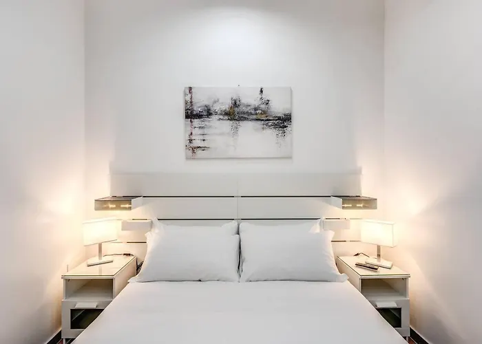 New Flat In Front Stpeter Square דירה *